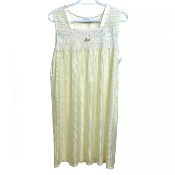 Vintage  Vanity Fair Ivory Nightgown Size Large - Picture 1 of 5
